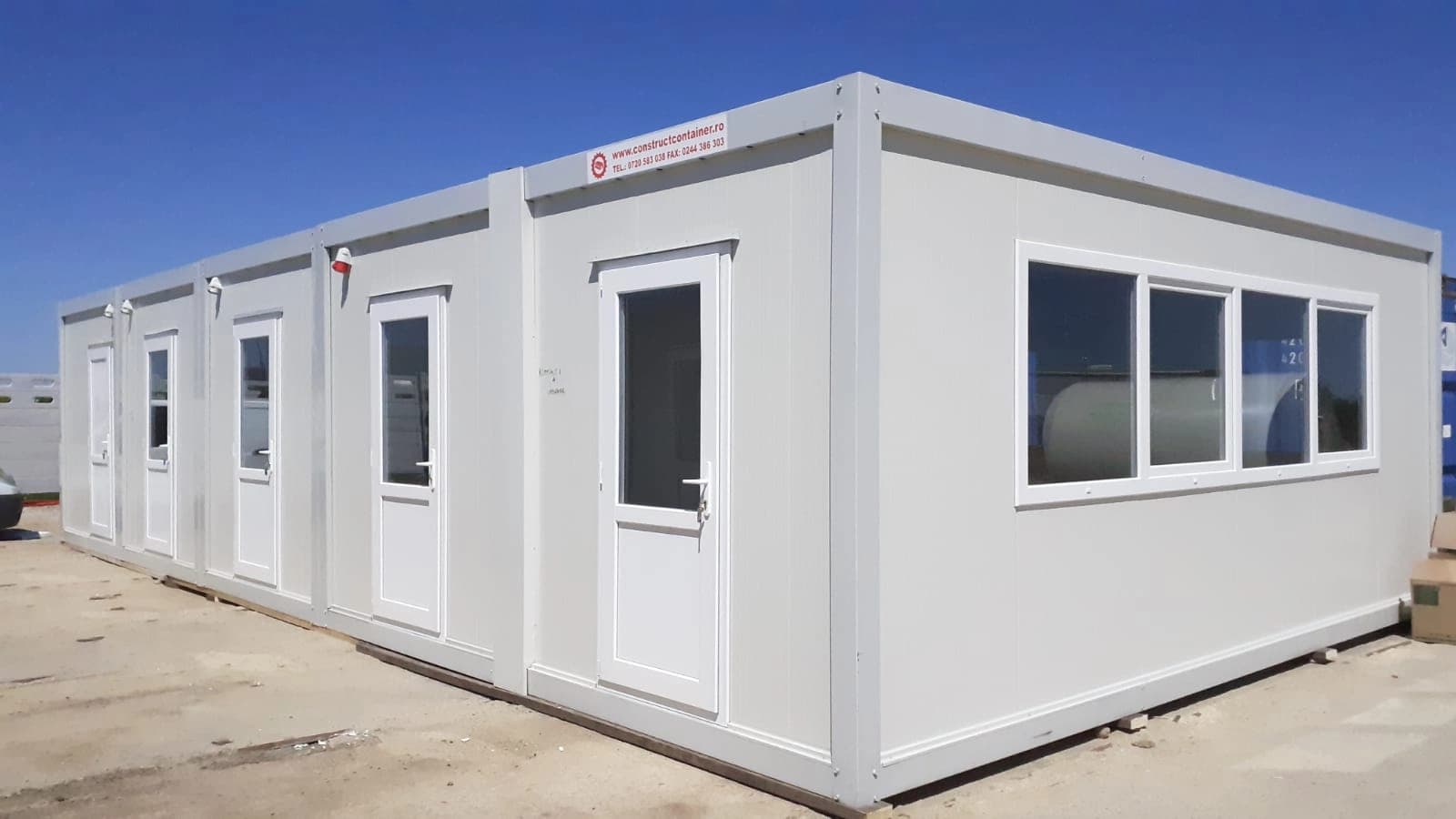 Ansamblu de containere modulare